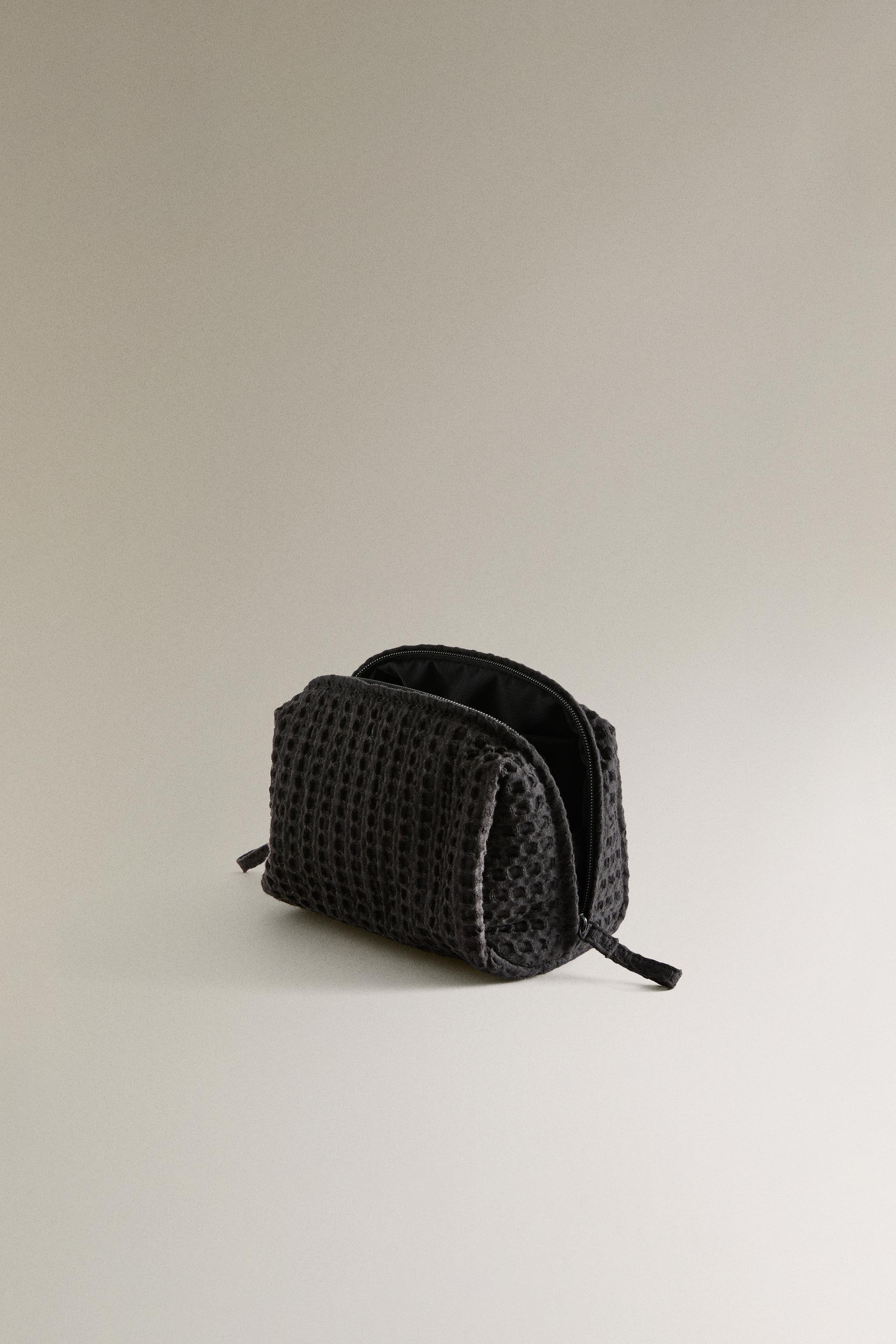 WAFFLE-TEXTURE FABRIC TOILETRY BAG
